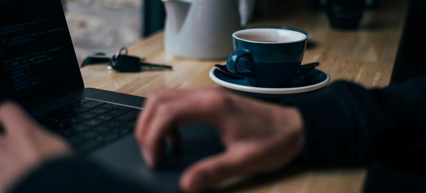 Laptop und Kaffee zuhause