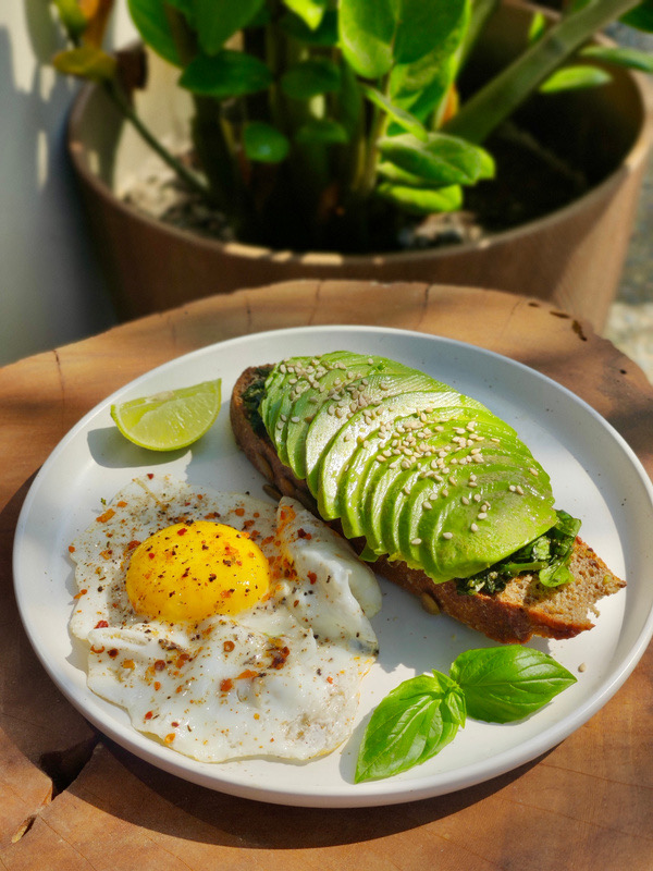 Frisches Frühstück mit Avocado und Ei